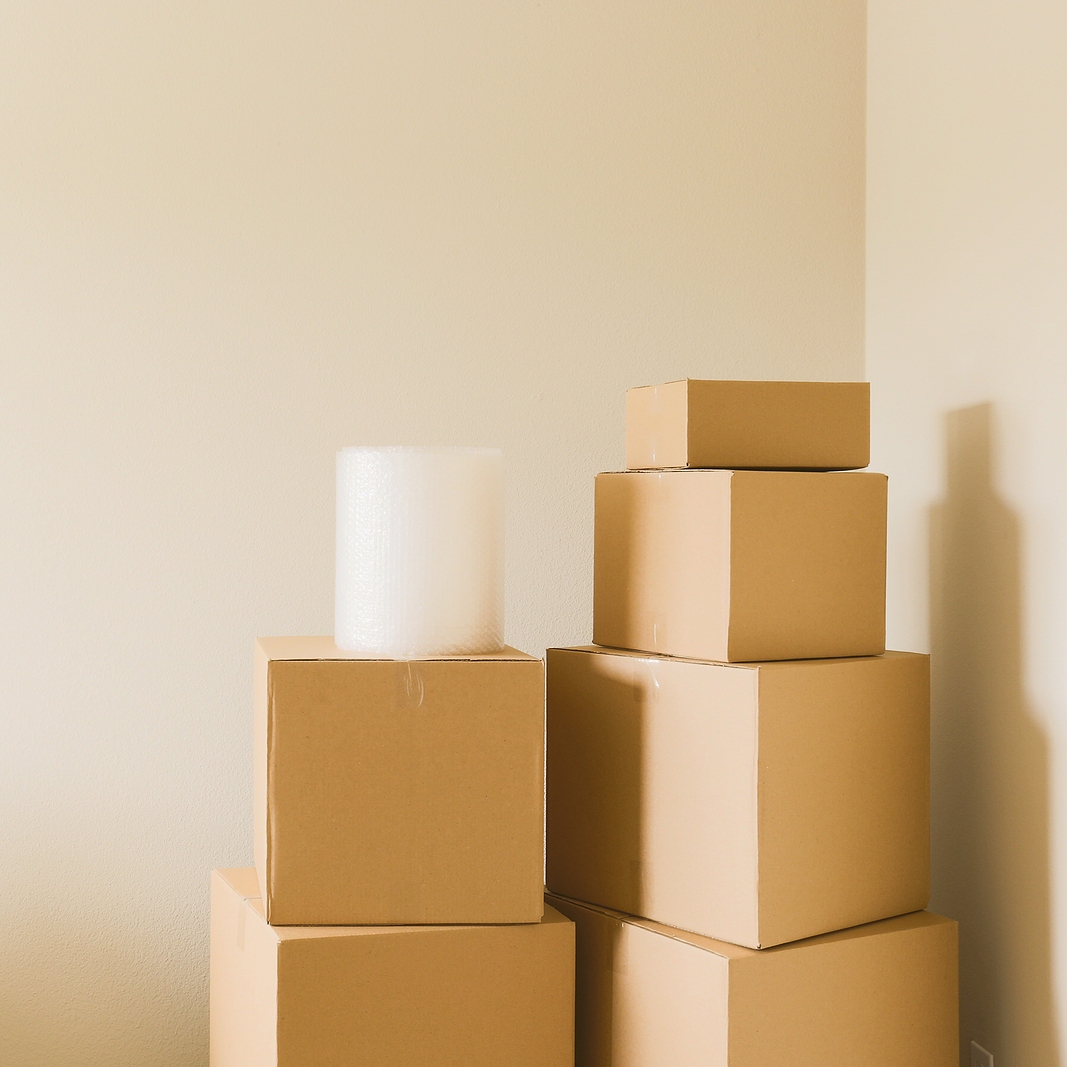 https://fineartshippers.com/wp-content/uploads/2016/08/bigstock-Variety-of-Packed-Moving-Boxes-421028111.jpg