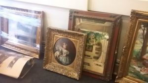 Packing paintings framed with glass