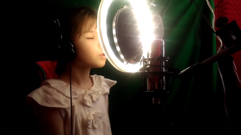 Verita Amare Et: daughter singing 