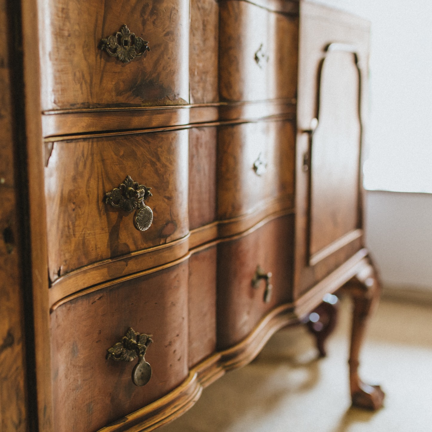 Why Hiring Professional Antique Furniture Movers Is a Good Idea