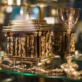 Secure Art Shipping Services for Moving Your Precious Family Heirlooms