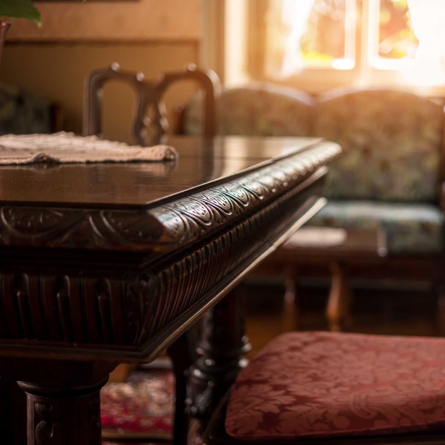 Why It’s Worth Hiring Experienced Antique Furniture Movers in NYC