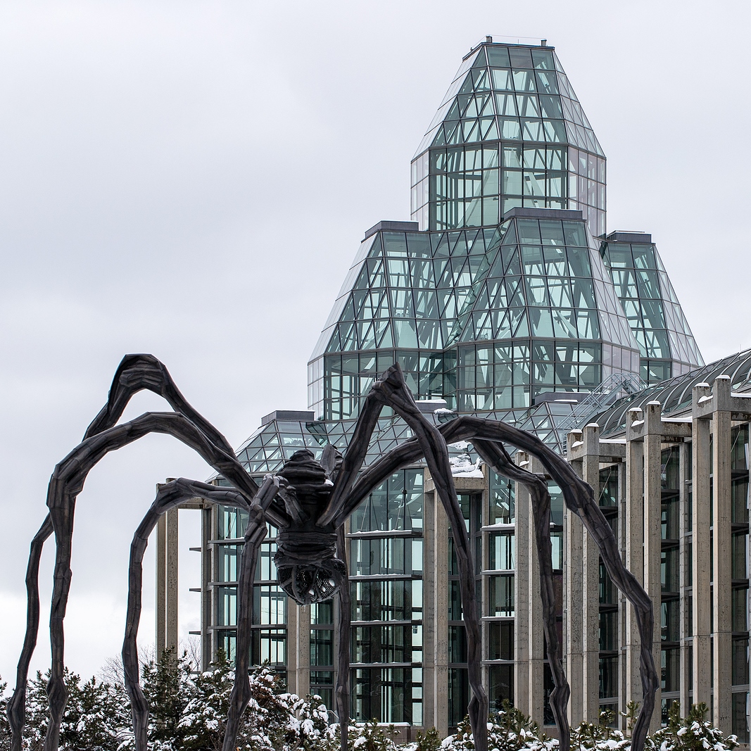 Glass Aesthetics in the Art Space: Function and Visual Minimalism
