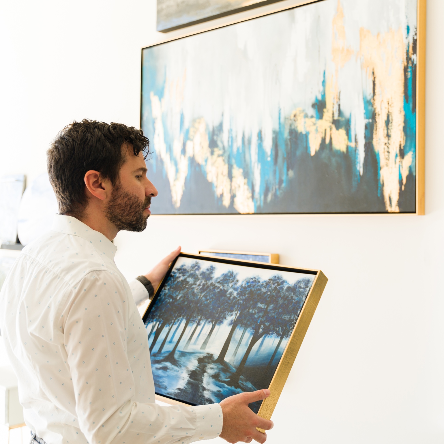Mechanisms and Tricks Behind Custom Gallery Installation