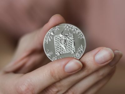 How Small Art Galleries Can Use Challenge Coins to Build Their Brand