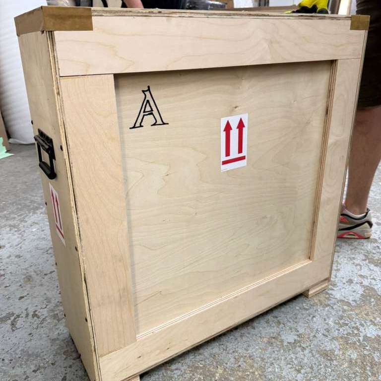 Private Courier vs Commercial Shipping for Artwork: Key Differences