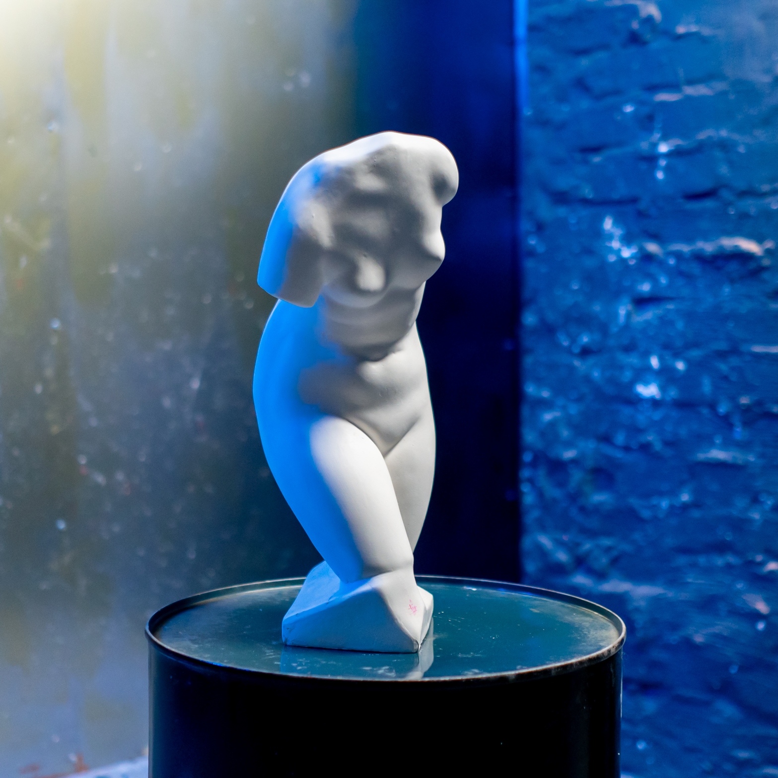 Sculpture Storage: The Physics of Holding a Heavy Object Still
